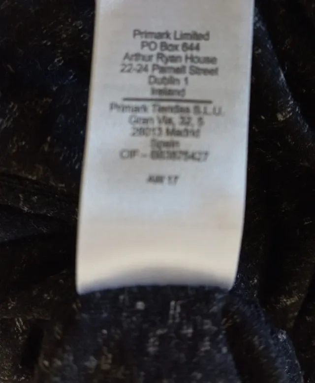 Camiseta negra con pedrería