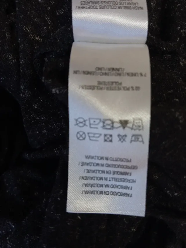 Camiseta negra con pedrería