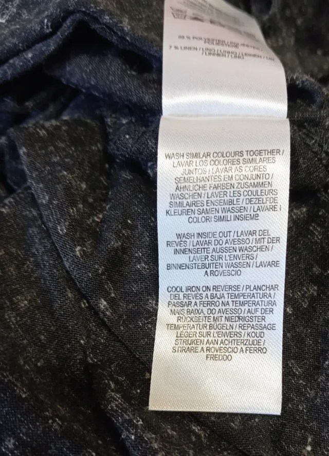 Camiseta negra con pedrería