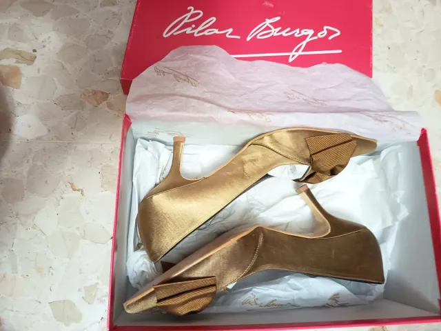 Zapatos de vestir dorados Pilar Burgos