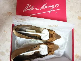 Zapatos de vestir dorados Pilar Burgos