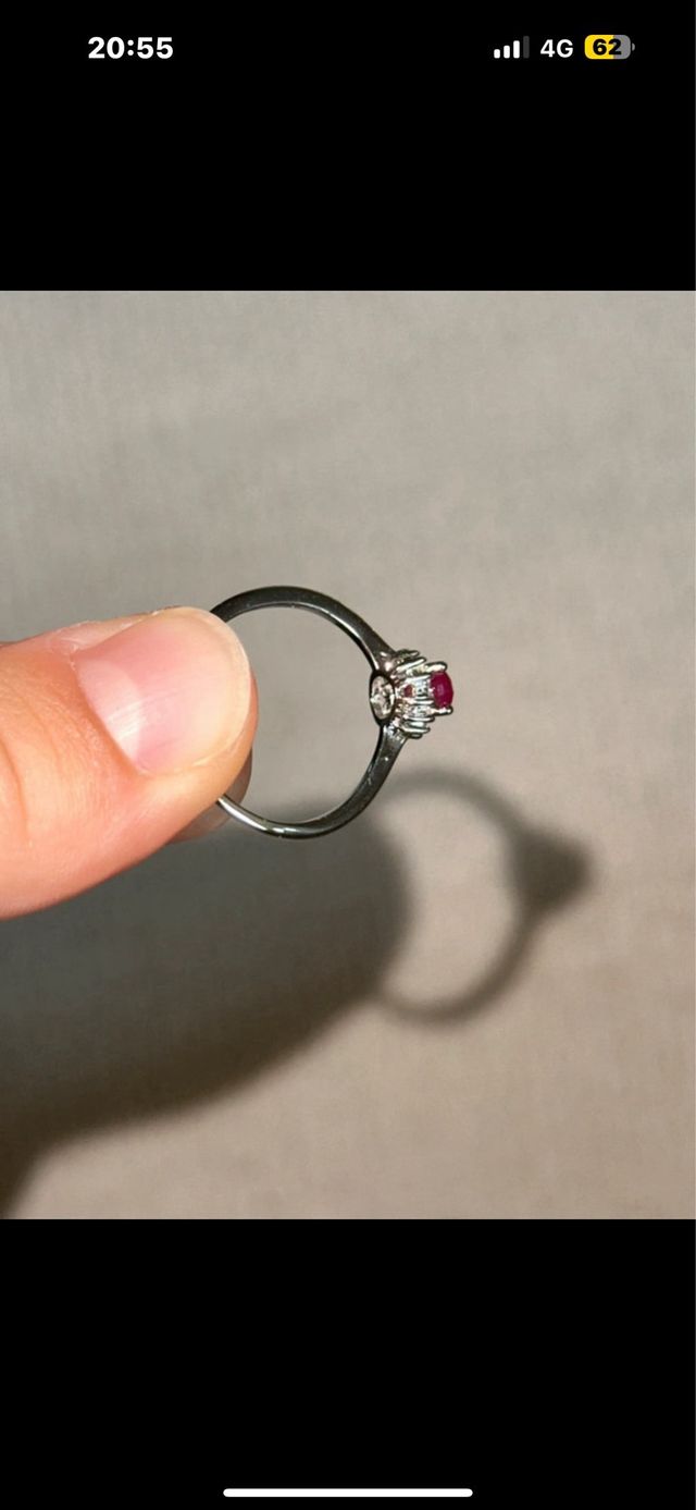 Anello in argento con radice di rubino