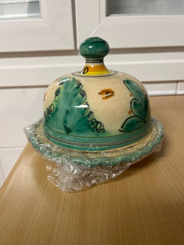 Quesera de cerámica pintada a mano