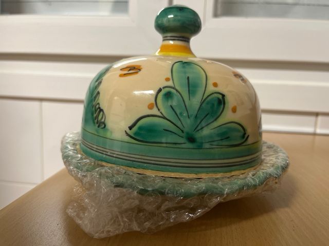 Quesera de cerámica pintada a mano