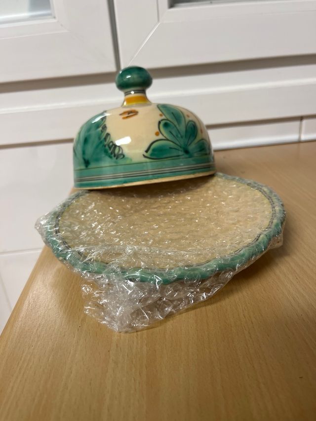 Quesera de cerámica pintada a mano