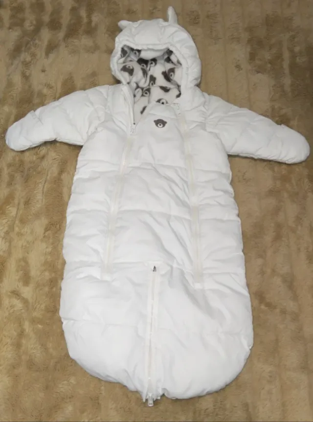 Buzo de bebé blanco con capucha