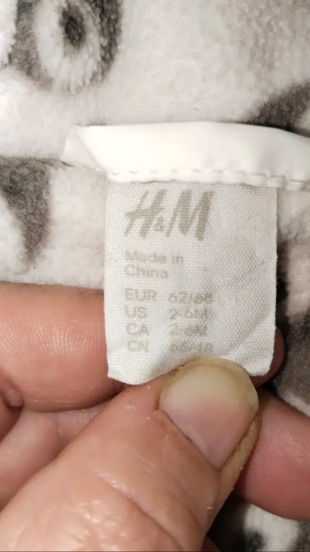 Buzo de bebé blanco con capucha