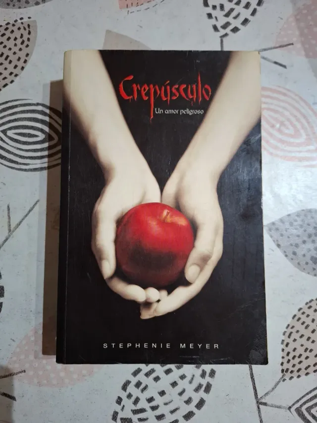 Crepúsculo (Saga Crepúsculo 1) (Spanish Edition)