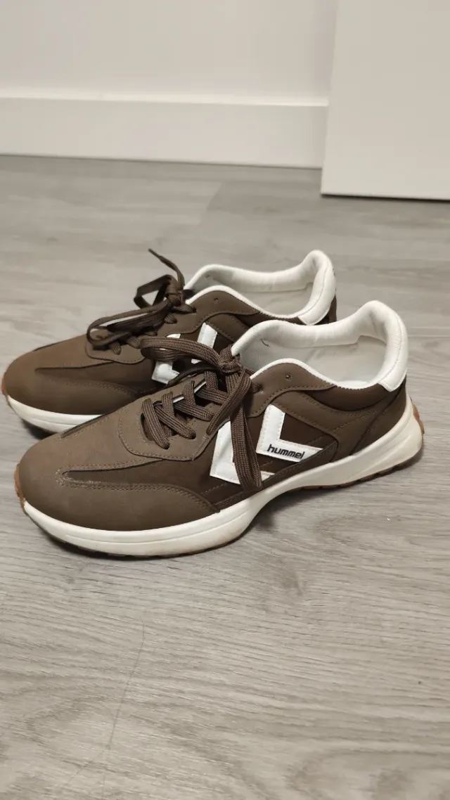 Zapatillas Hummel Marrones y Blancas