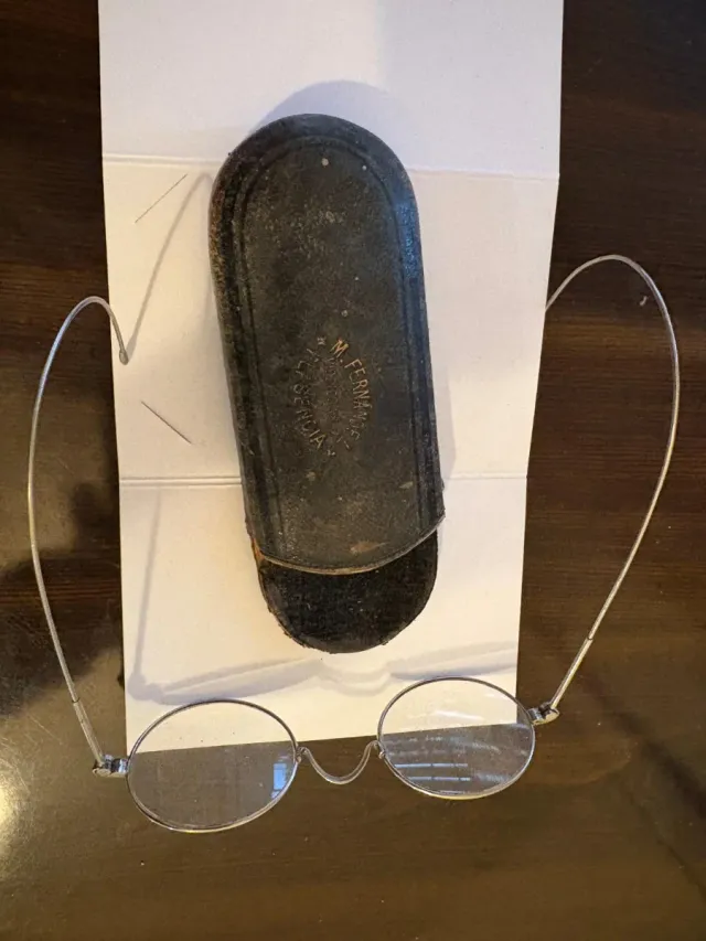 Gafas antiguas de diferentes tipos.