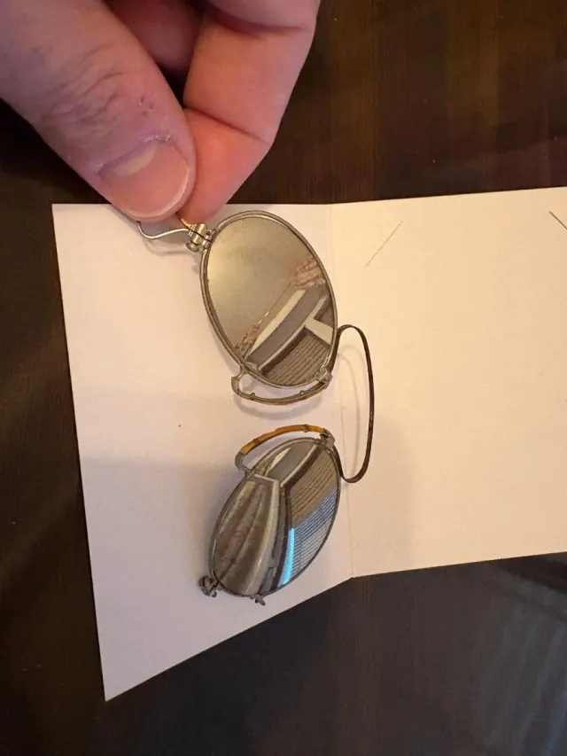 Gafas antiguas de diferentes tipos.