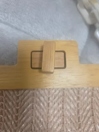 Bolso de mano beige con cadena