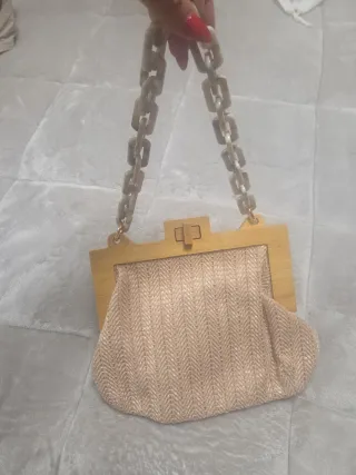 Bolso de mano beige con cadena