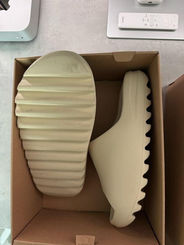 Yeezy Slides Beige