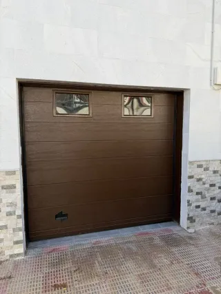 Puerta de garaje automática con ventanas