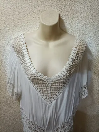 Blusa blanca con encaje y flecos