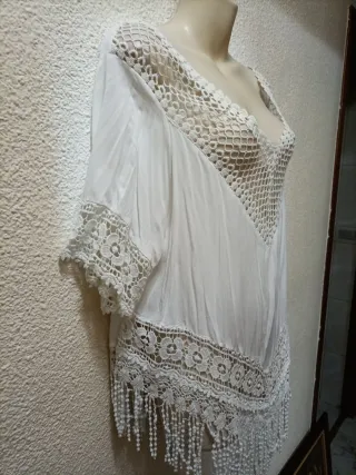Blusa blanca con encaje y flecos