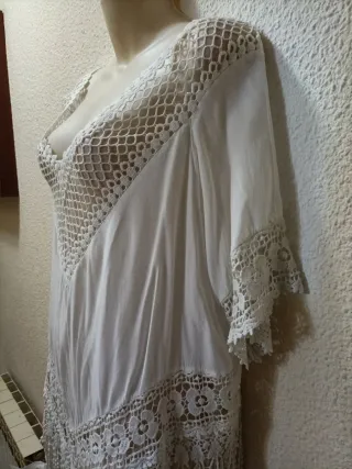 Blusa blanca con encaje y flecos