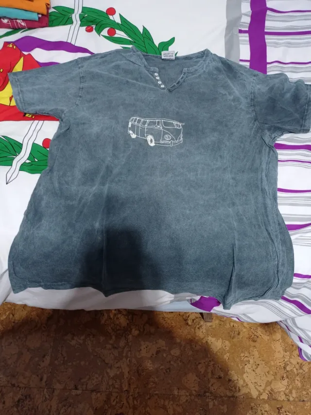 Camiseta gris con estampado de furgoneta