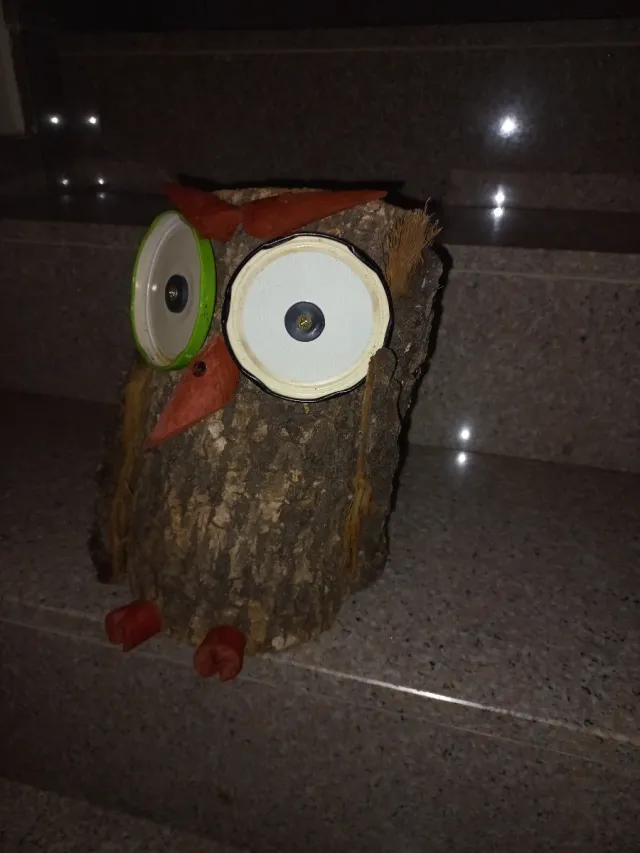 Búho rústico artesanal de madera