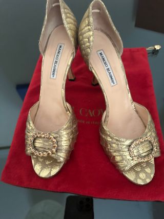 Manolo Blahnik Tacones Dorados Hebilla Joya