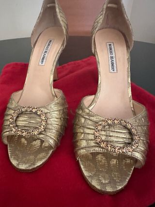 Manolo Blahnik Tacones Dorados Hebilla Joya