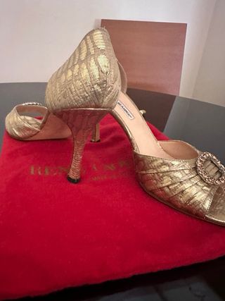 Manolo Blahnik Tacones Dorados Hebilla Joya