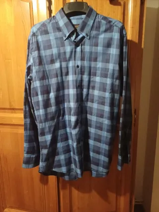 Camisa de cuadros azul y negra