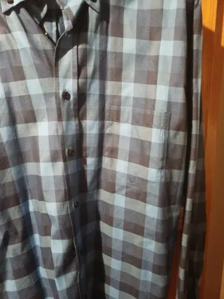 Camisa de cuadros azul y negra