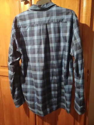 Camisa de cuadros azul y negra