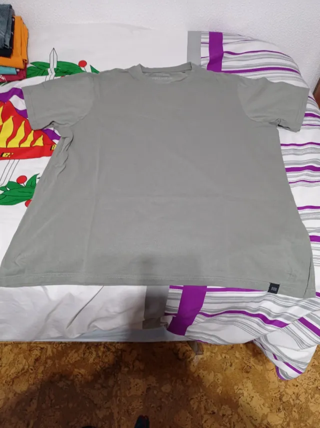 Camiseta gris básica