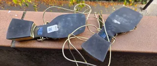 Sandalias doradas con tiras negras