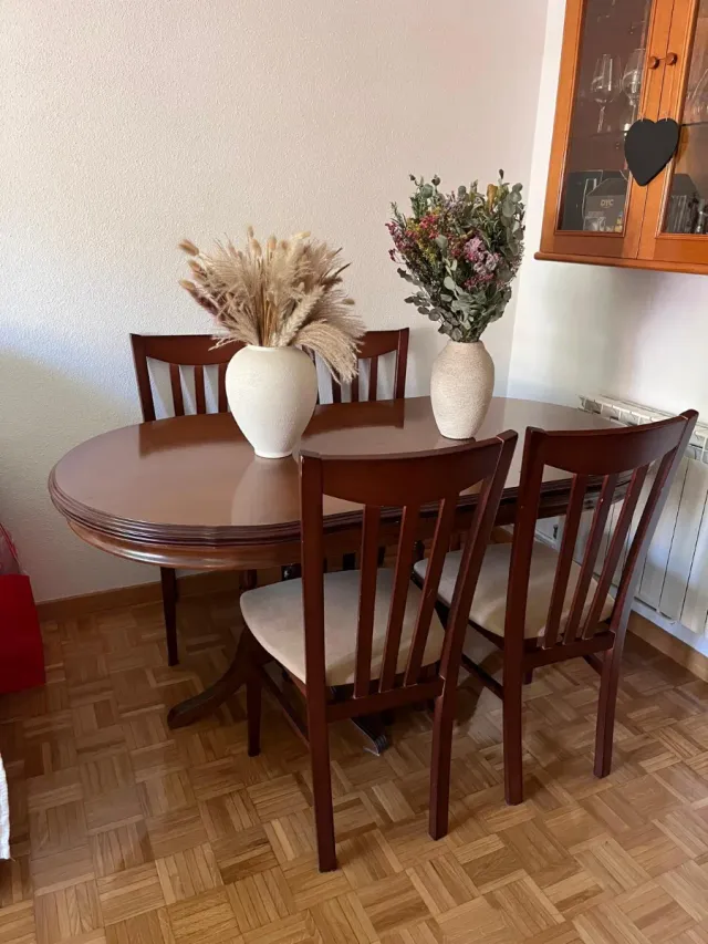 Mesa y 6 sillas de comedor de madera