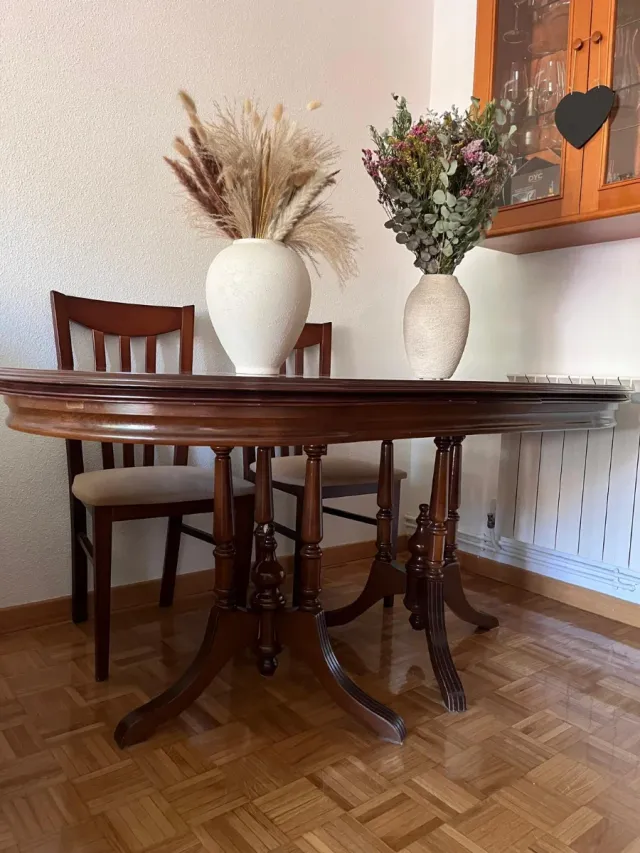 Mesa y 6 sillas de comedor de madera