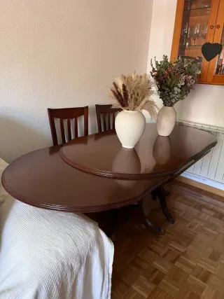 Mesa y 6 sillas de comedor de madera
