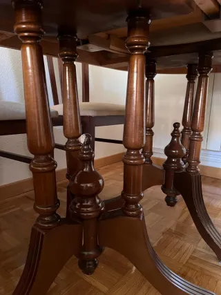 Mesa y 6 sillas de comedor de madera