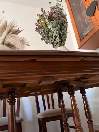 Mesa y 6 sillas de comedor de madera