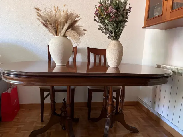 Mesa y 6 sillas de comedor de madera