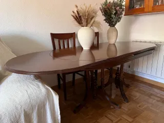 Mesa y 6 sillas de comedor de madera