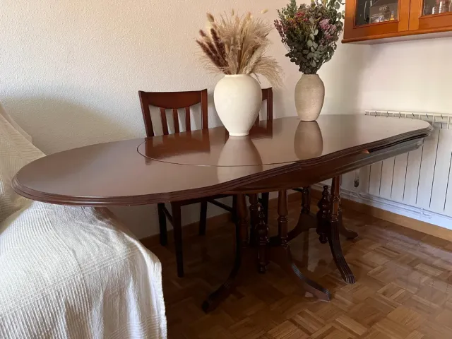 Mesa y 6 sillas de comedor de madera