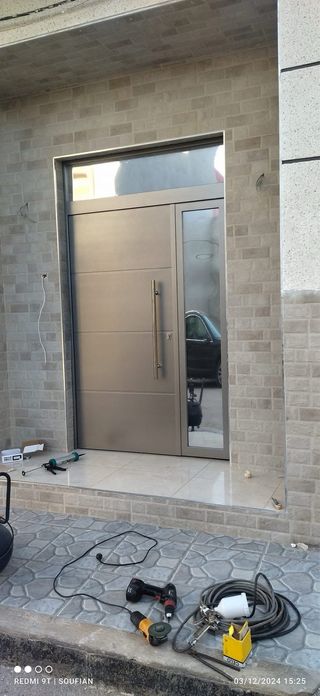 Puerta blindada moderna