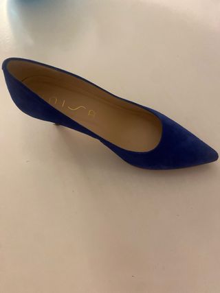 Zapato de salón azulon de ante