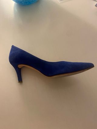 Zapato de salón azulon de ante