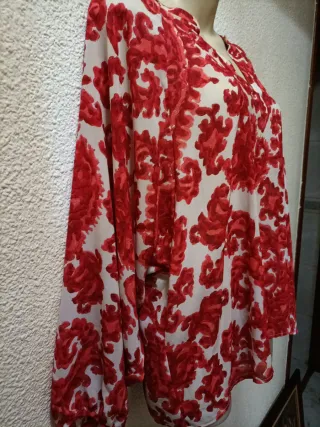 Blusa de mujer con estampado floral