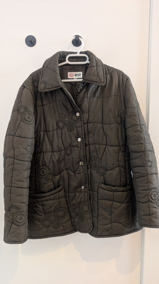 Chaqueta acolchada estilo impermeable