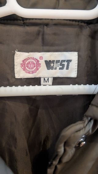 Chaqueta acolchada estilo impermeable