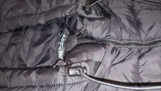 Chaqueta plumas Zara negra con gorro