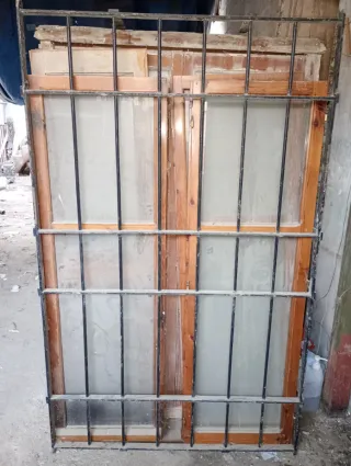 Ventanal de madera con rejas