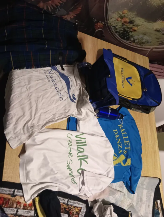 Conjunto ropa y mochila Villalkor