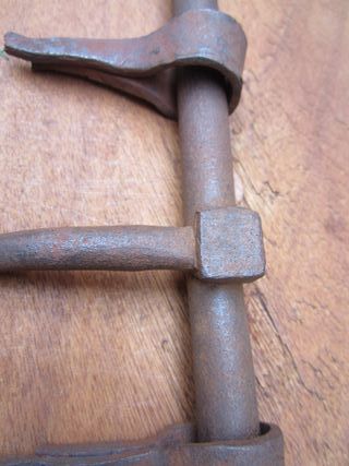 Cerrojo antiguo forja acabado bellota.